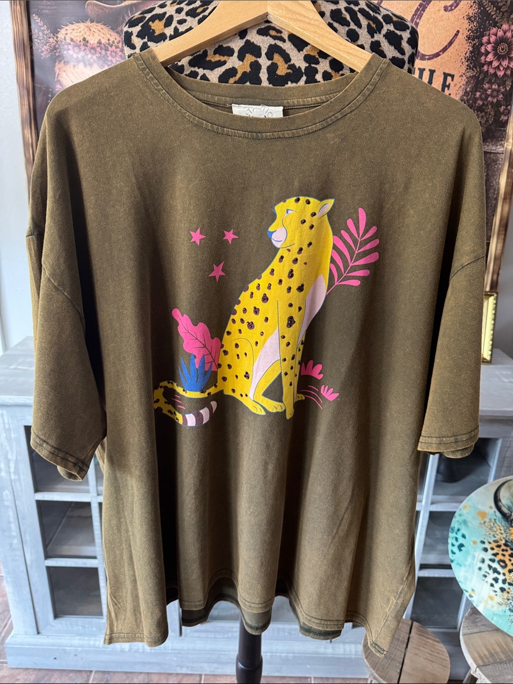 Fantastic Fawn Leopard Graphic Tee w/Sparkle  Sz M Runs Lg